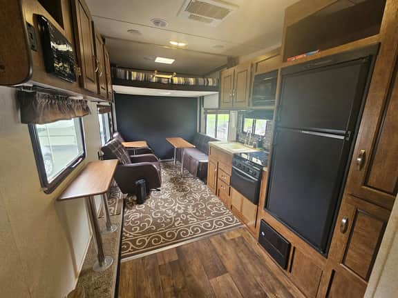 Large Camper•Massage seats•cornhole•Backyard•Parking•A/C - Image 3