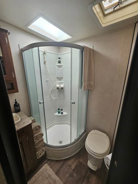 Large Camper•Massage seats•cornhole•Backyard•Parking•A/C - Image 5