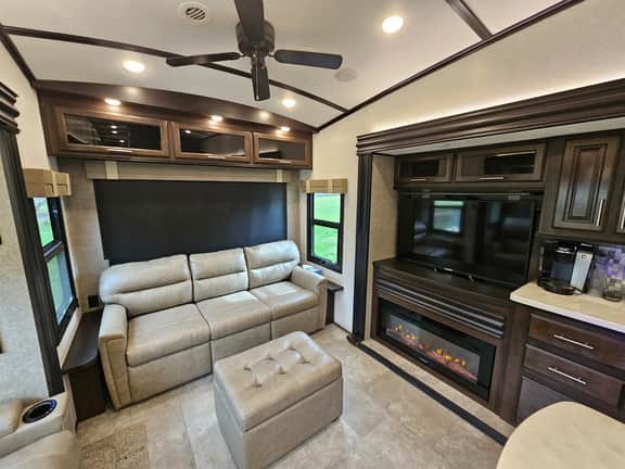 Large Camper•Massage seats•cornhole•Backyard•Parking•A/C - Image 2