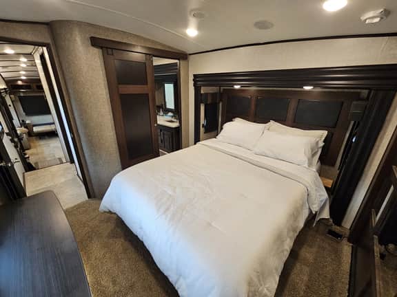 Large Camper•Massage seats•cornhole•Backyard•Parking•A/C - Image 4