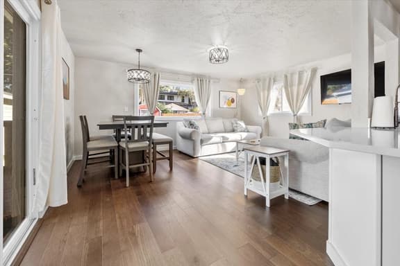 North End Gem w/ Hot Tub, Fast Wifi, GameRoom, Fire Pit