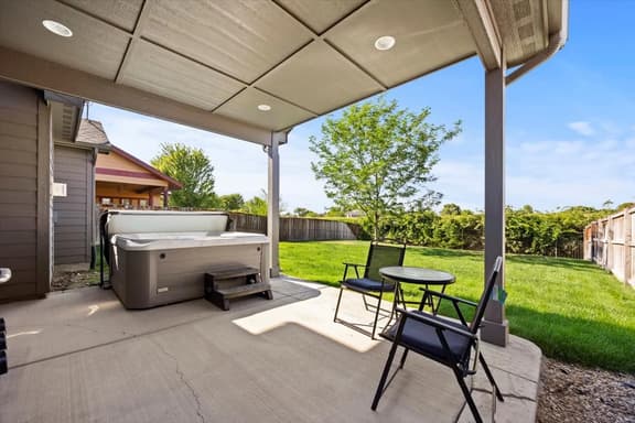 Hot Tub-Backyard-King-Parking-300Mbps