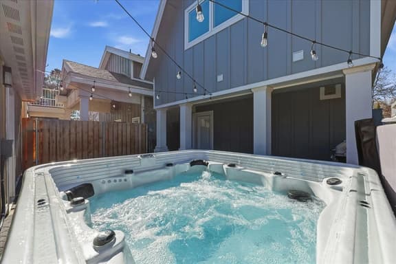 *Walk To BSU*HotTub*Parking*300Mbps*Smart TV*W/D*A/C