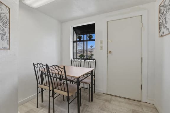 Parking|Smart TV|Full Kitchen|Self Check-In|W/D