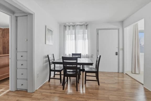 •A/C•W/D•Full Kitchen•Parking•Smart TV