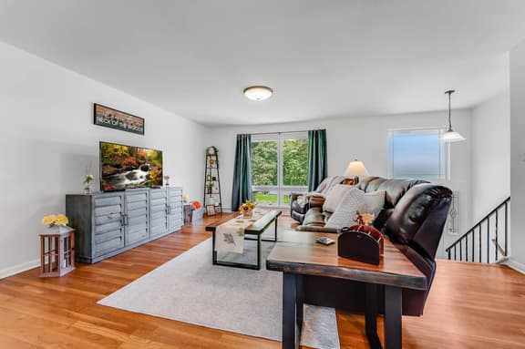 *7 Min to WVU*Private Deck*Game Room*Full Kitchen*W/D