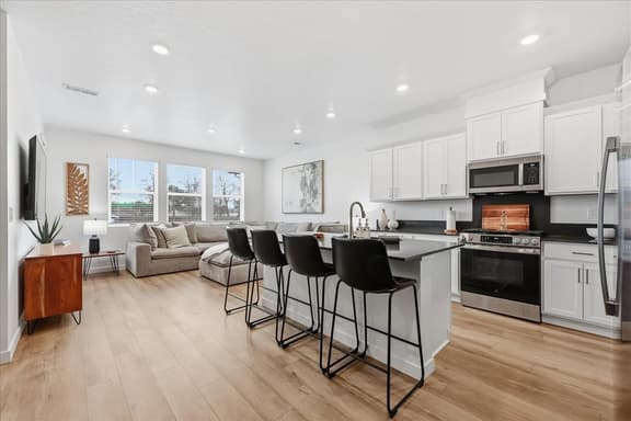 Near Eagle Island | Pool | 2 King Beds | Parking | Smart TV - Image 1