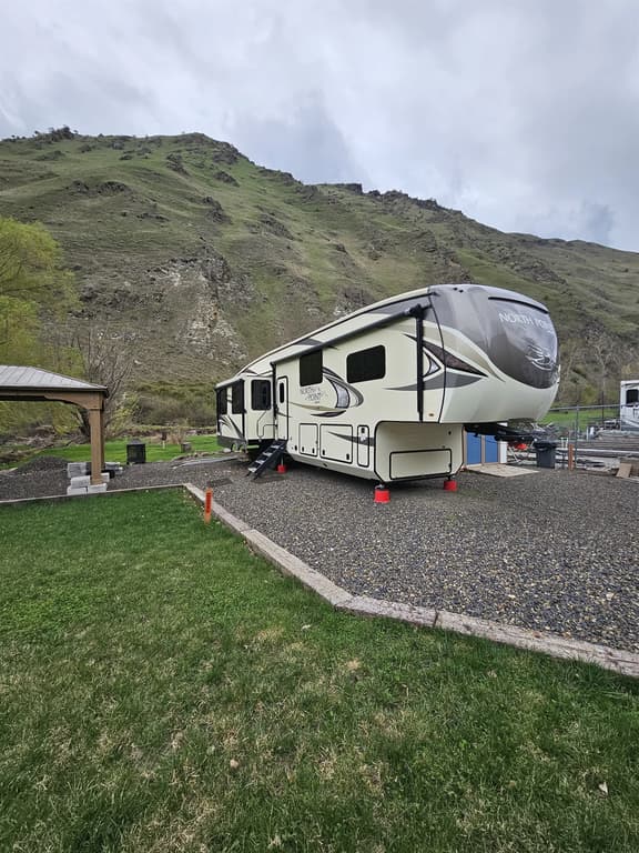 Large Camper•Massage seats•cornhole•Backyard•Parking•A/C - Image 1